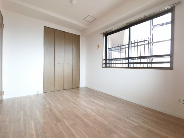 【寝室】 | ※側窓はありません