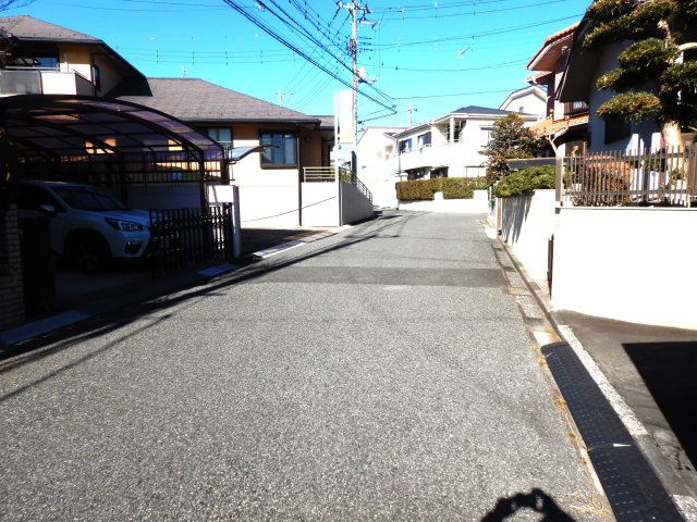 鶴ヶ島市松ヶ丘三丁目売地の前面道路含む現地写真