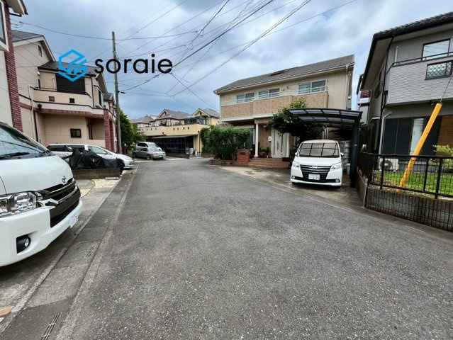 入間市下藤沢3丁目　中古戸建の前面道路含む現地写真
