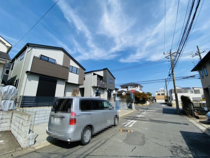 フレスティア成田飯田町イーストテラス新築分譲住宅　1号地の前面道路含む現地写真
