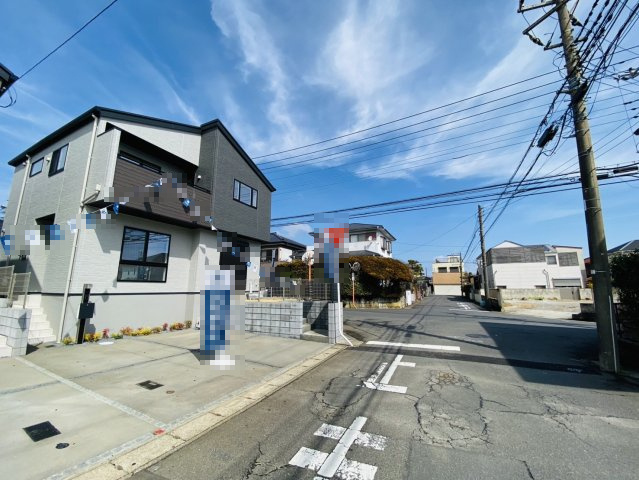 フレスティア成田飯田町イーストテラス新築分譲住宅　2号棟の前面道路含む現地写真