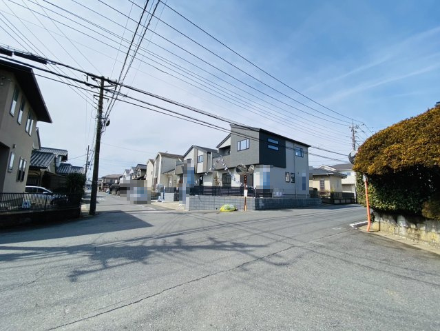 フレスティア成田飯田町イーストテラス新築分譲住宅　2号棟の前面道路含む現地写真