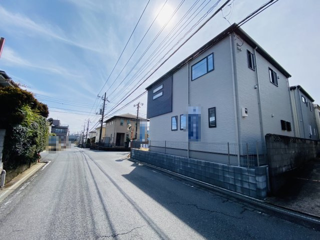 フレスティア成田飯田町イーストテラス新築分譲住宅　2号棟の前面道路含む現地写真