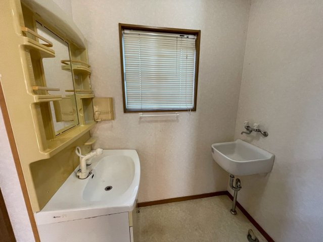 館山市神余　中古戸建の独立洗面台