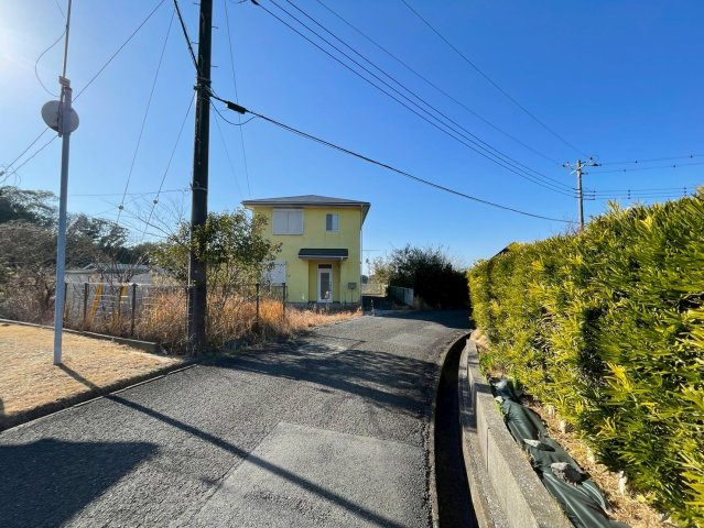 館山市神余　中古戸建の前面道路含む現地写真
