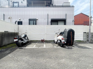【駐車場】 | バイク置き場。空き区画の有無や駐輪料金、サイズおよび排気量規定などについては、改めてお問い合わせください。～即日のご見学可能～　お問合せはお気軽にどうぞ。