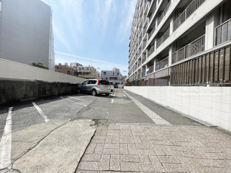 【駐車場】 | マンションの駐車場スペース。空きの有無や駐車料金、サイズ規定などについては、改めてお問い合わせください。～即日のご見学可能～　お問合せはお気軽にどうぞ。