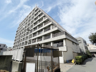 【外観】 | 手入れの行き届いた外壁やエントランスなど、「見ればわかる」レベルで清潔感を保ったマンションです。築年数を感じさせない姿で皆様をお出迎えします。～即日のご見学可能～　お問合せはお気軽にどうぞ。