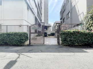 【エントランス】 | お客様を、そして住人を出迎えてくれるマンションのエントランス。ゴミが落ちていないことからも、管理状態の良さや住民の節度の高さが見て取れます。～即日のご見学可能～　お問合せはお気軽にどうぞ。