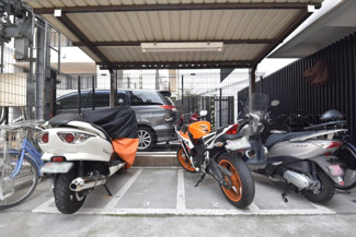 【駐車場】 | バイク置き場。空き区画の有無や駐輪料金、サイズおよび排気量規定などについては、改めてお問い合わせください。～即日のご見学可能～　お問合せはお気軽にどうぞ。
