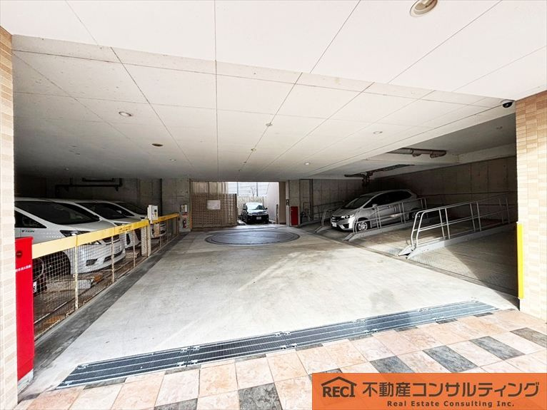 ロイヤル西宮中央公園の駐車場|閑静な住宅街