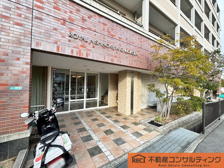 ロイヤル西宮中央公園のエントランス
