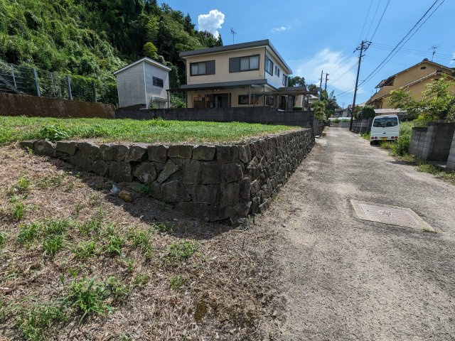 東温市南方の売地の前面道路含む現地写真