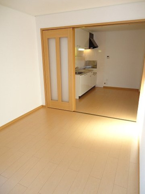 【居間・リビング】 | ガーデンステレイタ | こちらのリビングで趣味の時間をお楽しみください