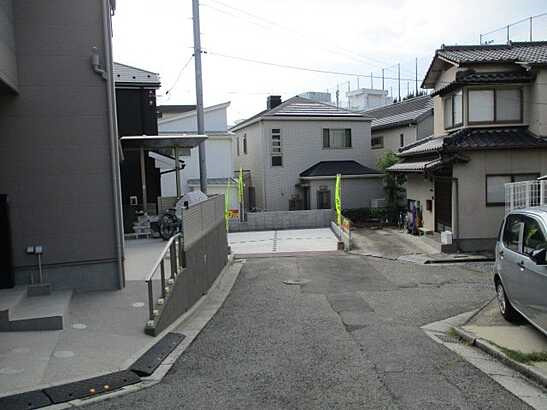 【前面道路含む現地写真】