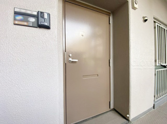 【その他共用部分】 | 皆様をお迎えする、お部屋の玄関ドア。開けやすさや開放角度、ドアノブの操作しやすさや鍵の形状などを、現地で一度ご確認ください。～即日のご見学可能～　お問合せはお気軽にどうぞ。