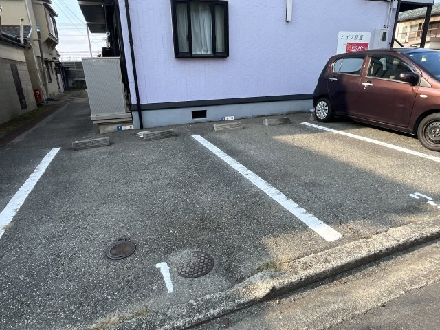ハイツ緑苑の駐車場