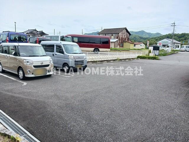 メゾンフランDの駐車場|敷地内に駐車場も完備★