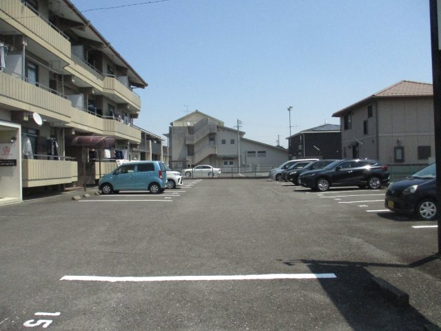 ラヴィエール笠松の駐車場