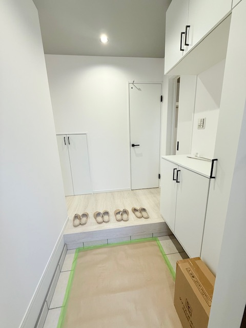 明石市港町新築戸建の玄関