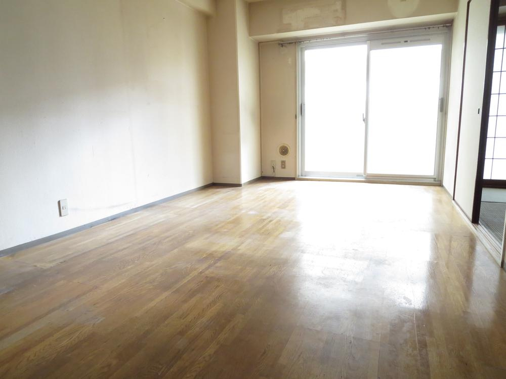 メロディーハイム守口の居間・リビング|LDK10.5帖　南西向き
■物件内覧・資金計画相談・住宅ローン相談、リフォーム相談、お問合せ受付中■
※当日・翌日のご内覧、ご相談はお電話でのお問合せがスムーズです！