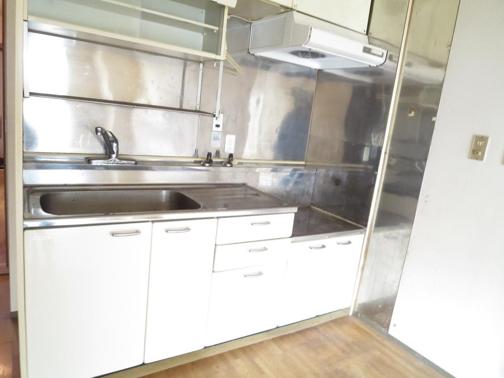 メロディーハイム守口のキッチン|棚付きのキッチン
■物件内覧・資金計画相談・住宅ローン相談、リフォーム相談、お問合せ受付中■
※当日・翌日のご内覧、ご相談はお電話でのお問合せがスムーズです！