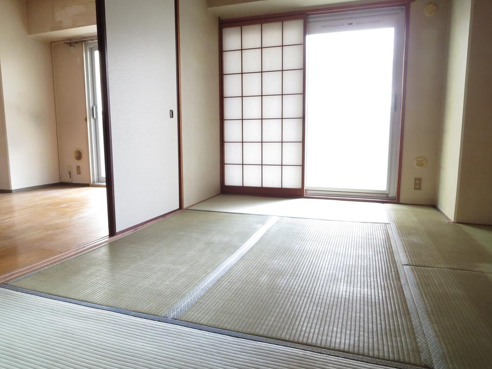 メロディーハイム守口の和室|和室6.0帖　南西向き　陽当たり良好
■物件内覧・資金計画相談・住宅ローン相談、リフォーム相談、お問合せ受付中■
※当日・翌日のご内覧、ご相談はお電話でのお問合せがスムーズです！