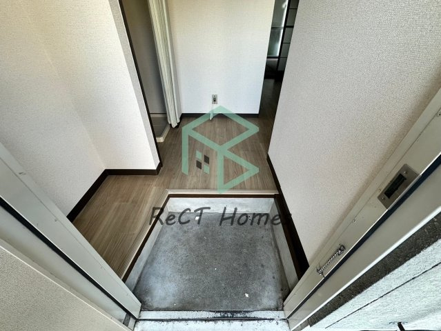 ブライス神子岡前の玄関