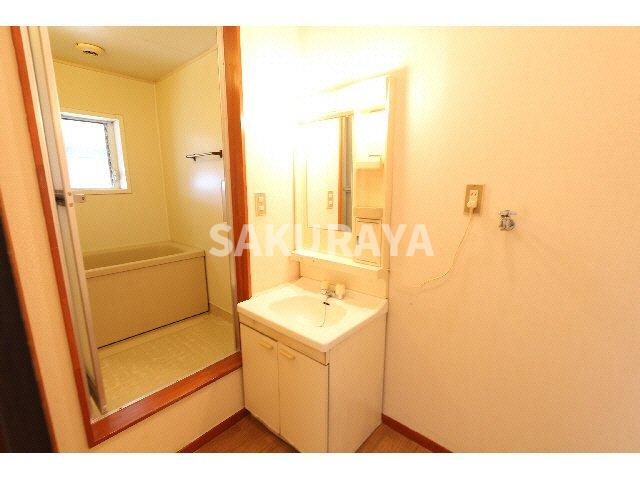 永倉コーポ2号棟の洗面所|現況と異なる場合がございます。