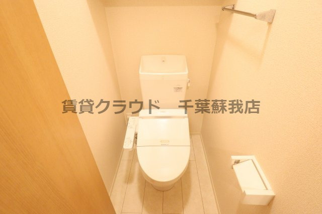 メゾンエミールドゥのトイレ|アクセントパネルがシックで落ち着いた雰囲気の浴室です！