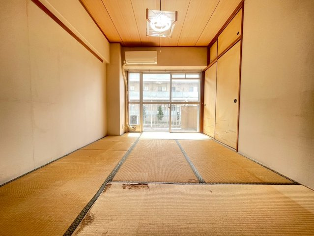 【価格改定】シャルマンコーポ神足の和室|東側和室（約６帖）
南向きバルコニーに面した暖かいお部屋です！
洋室変更のリノベーションも承ります♪