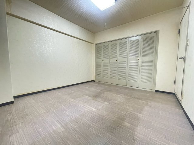 【価格改定】シャルマンコーポ神足の洋室|洋室6.5帖
主寝室としておすすめの洋室◎
ワイドなクローゼットもございますので、収納も安心です♪