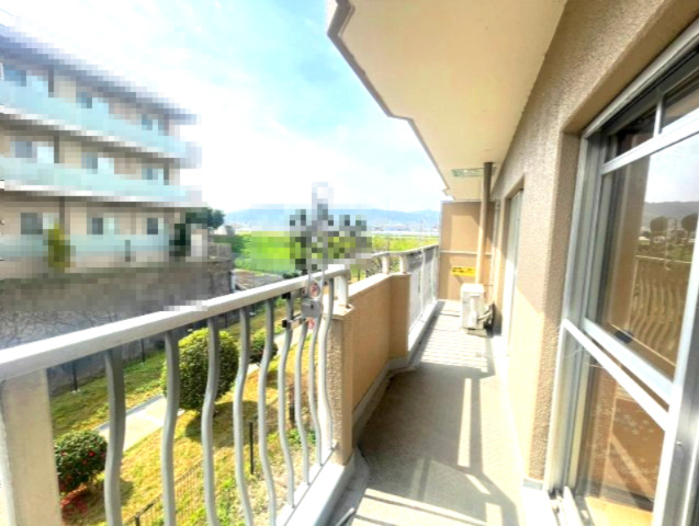 【価格改定】シャルマンコーポ神足のバルコニー|和室２部屋へ出入り可能な南向きバルコニーです♪
洗濯物もたくさん干せて、家事がはかどります(^^)