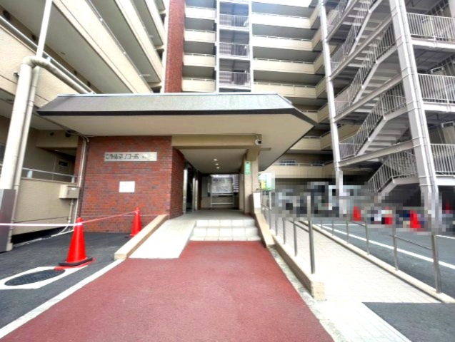 【価格改定】シャルマンコーポ神足|スロープがあり、車椅子の方にも優しいエントランスです♪
防犯カメラ設置でセキュリティ面も安心です！
