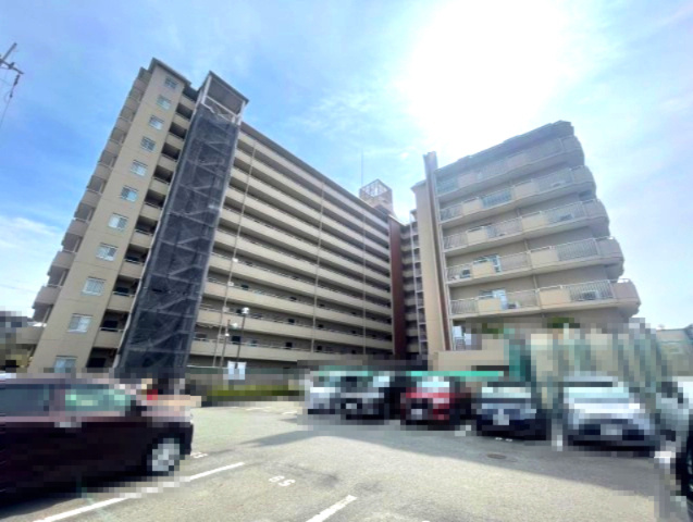 【価格改定】シャルマンコーポ神足の外観|総戸数170戸！長岡京市の大規模分譲マンションです！
エントランスにはスロープがあります。