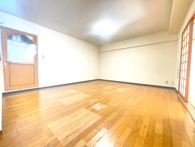 【価格改定】シャルマンコーポ神足の居間・リビング|LDK14.5帖
和室２部屋へ繋がるLDKです♪自由にご家族の団らんスペースをお作りいただけます！