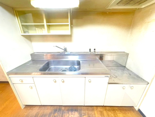 【価格改定】シャルマンコーポ神足のキッチン|ガスコンロ設置可能なキッチンスペースです。
リフォームのご相談も承ります(^^)/