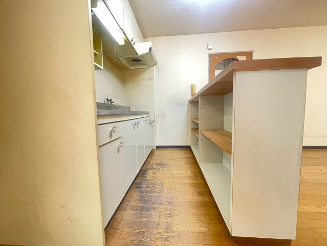 【価格改定】シャルマンコーポ神足のキッチン|キッチン背面にはカウンタータイプの収納がございます！キッチン収納を自由にカスタマイズできます♪