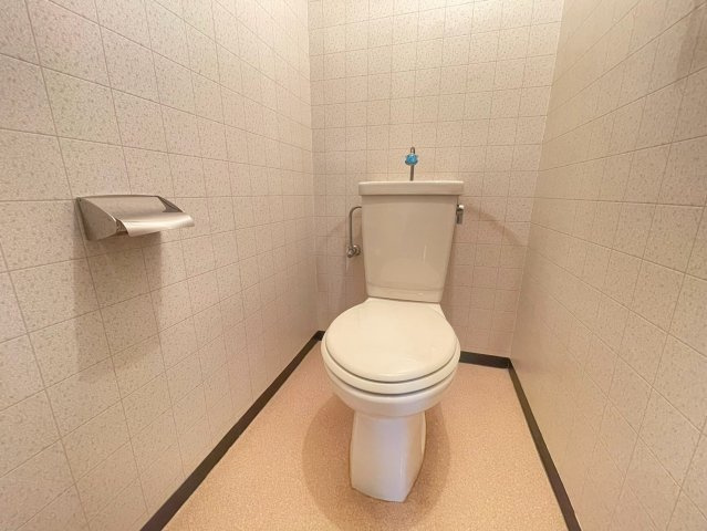 【価格改定】シャルマンコーポ神足のトイレ|お洒落なクロスでお掃除もしやすいところが嬉しいポイントです(^^♪