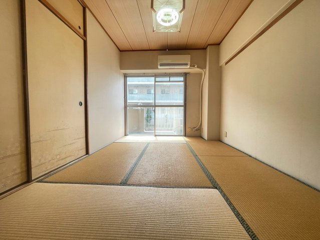 【価格改定】シャルマンコーポ神足の和室|西側和室（約６帖）
LDKに隣接しており、ご来客時やお子様の遊び場としても便利です♪

