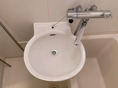 レオパレスセリバテール仁川の洗面所|明るい洗面所です