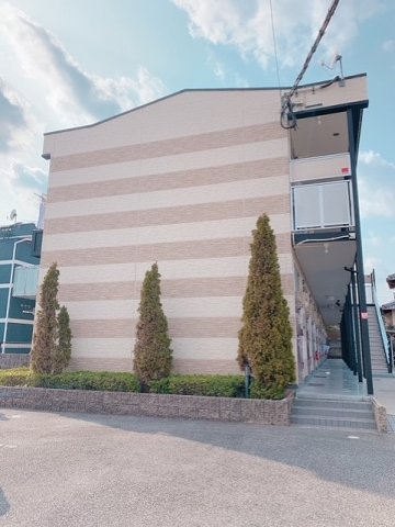 レオパレスセリバテール仁川のエントランス|ゆとりのあるエントランスです