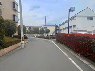 【前面道路含む現地写真】 | 西側前面道路約５．４ｍ、周辺は低層の建物が多く開放感あり