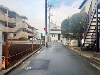 【前面道路含む現地写真】 | 北東側前面道路約３．８ｍ、角地のため開放感あり