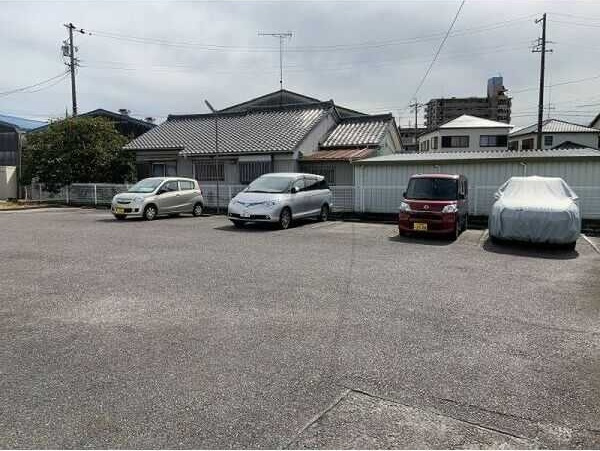 ストロベリーハイツ　　　刈谷市近郊の賃貸はクラスホームの駐車場