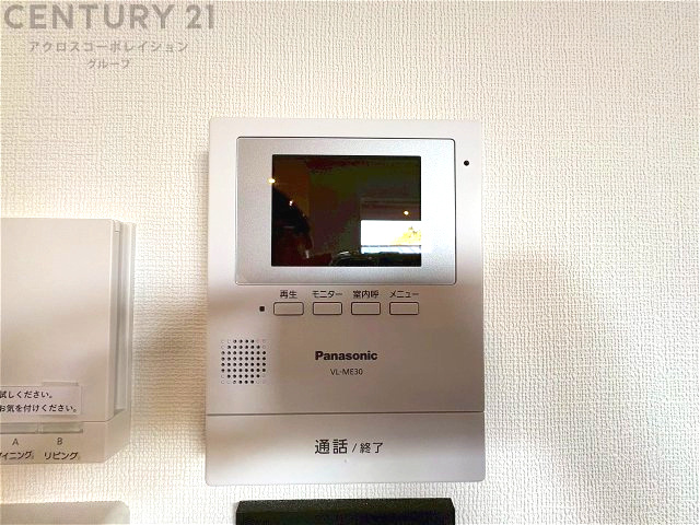 訪問者が来たときにテレビ画面で確認できるため、安心してドアを開けられます。録画機能があるものもあり、留守中に来訪者を記録しておくことができます。利便性が高く、セキュリティ面でも安心です