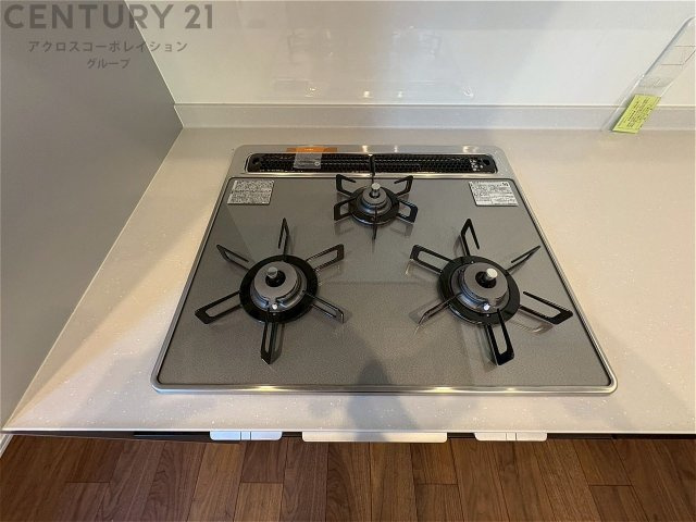 多数の調理器具を同時に使用でき、料理の効率化が可能。省エネで節約になり、様々な料理スタイルに適応できます。また、火力調整が独立しており、手入れや掃除もしやすく、今よりもっとお料理が楽しくなるかも。