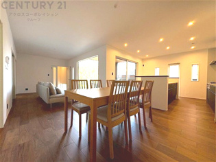 リビングダイニングは家族や友人とのコミュニケーションを楽しむ場所でくつろぎながら食事や会話を楽しめ、多目的に利用できリラックスできる空間です。家庭内の中心として機能し、快適な生活をサポートします。