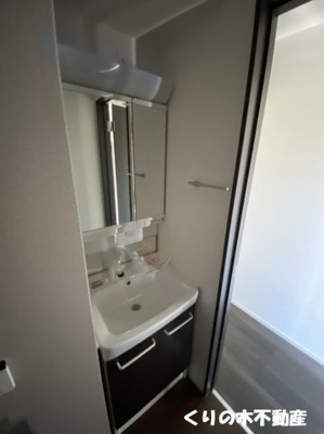 【洗面所】 | フィオ－レ | 反転タイプのお部屋の写真です（現況を優先致します）