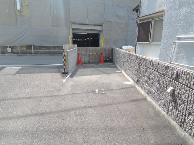 メゾン高西の駐車場